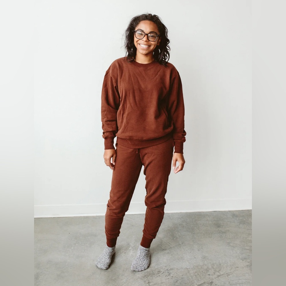 {GOUMI} unisex sweatshirt and sweatpant set in Redwood color